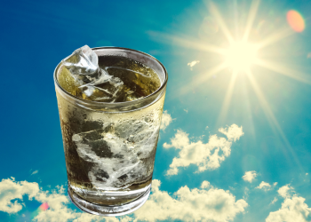 夏に冷たい飲み物の画像
